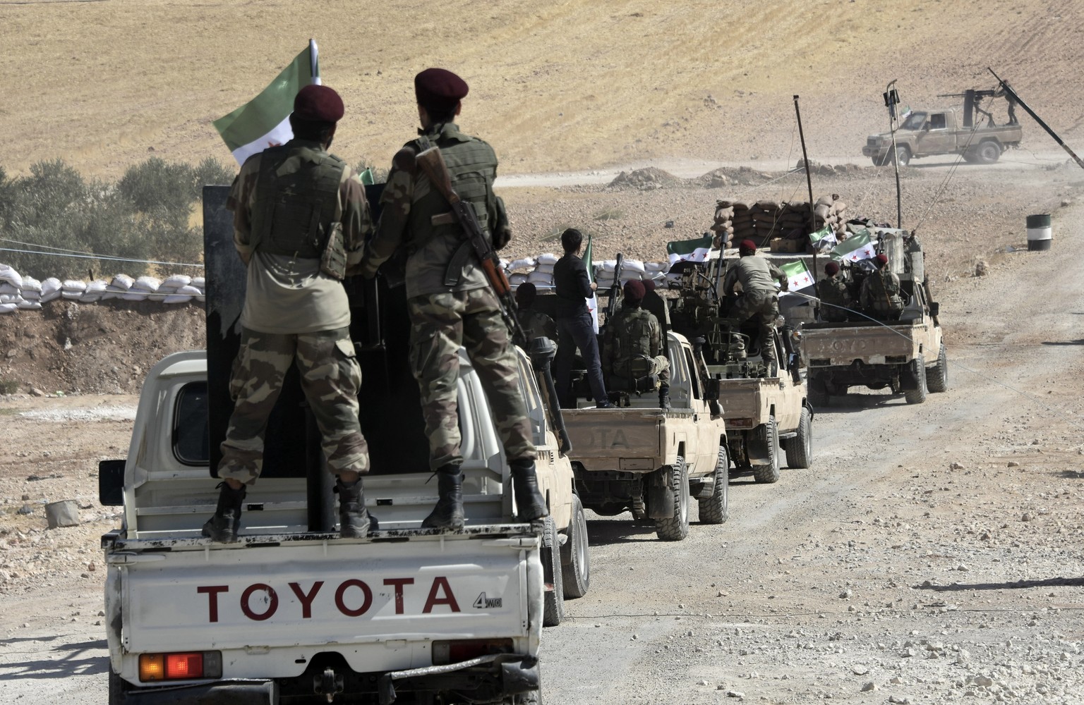Islamistische FSA-Kämpfer ziehen an der Seite der Türkei gegen die Kurden in den Krieg.