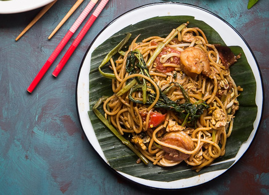 MIE KANGKUNG BELACAN MEDAN SPICY STIR-FRIED NOODLES WITH SHRIMP PASTE AND WATER SPINACH nudeln garnelen krevetten indonesien asien essen food https://whattocooktoday.com/southeast-asia-food-you-must-t ...