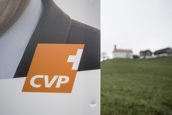 Wahlplakate der CVP haengen am Montag, 5. Februar 2018 an einer Strasse bei Beckenried im Kanton Nidwalden. Am Sonntag 4. Maerz 2018 finden im Kanton Nidwalden die Regierungsrats und Gesamterneuerungs ...