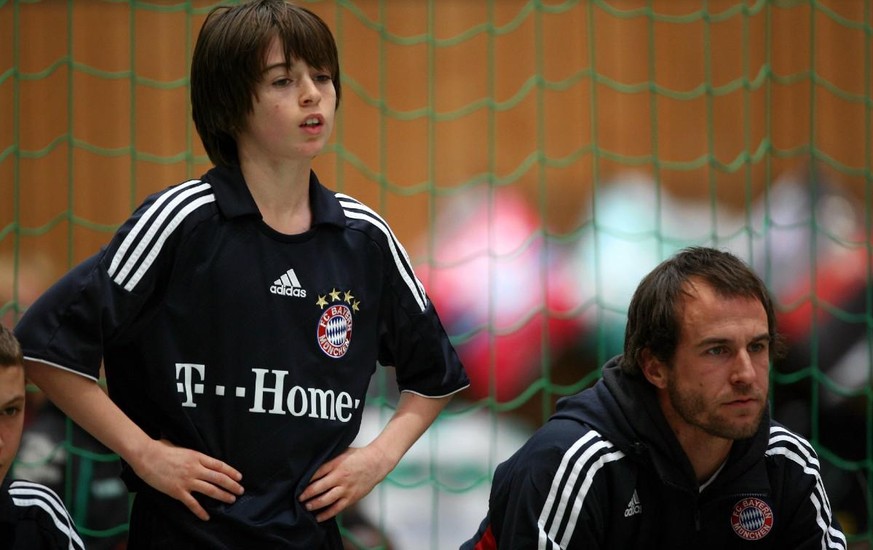 Lucas mit Papa Mehmet Scholl bei einem Hallenturnier im Jahr 2009.