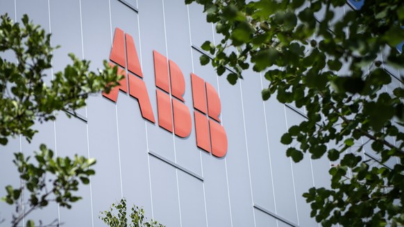 ARCHIVBILD ZUR BILANZ VON ABB IM DRITTEN QUARTAL 2020, AM FREITAG, 23. OKTOBER 2020 - Logo der Firma ABB an der Binzmuehlestrasse in Oerlikon, am Donnerstag, 14. Juni 2018. (KEYSTONE/Melanie Duchene)