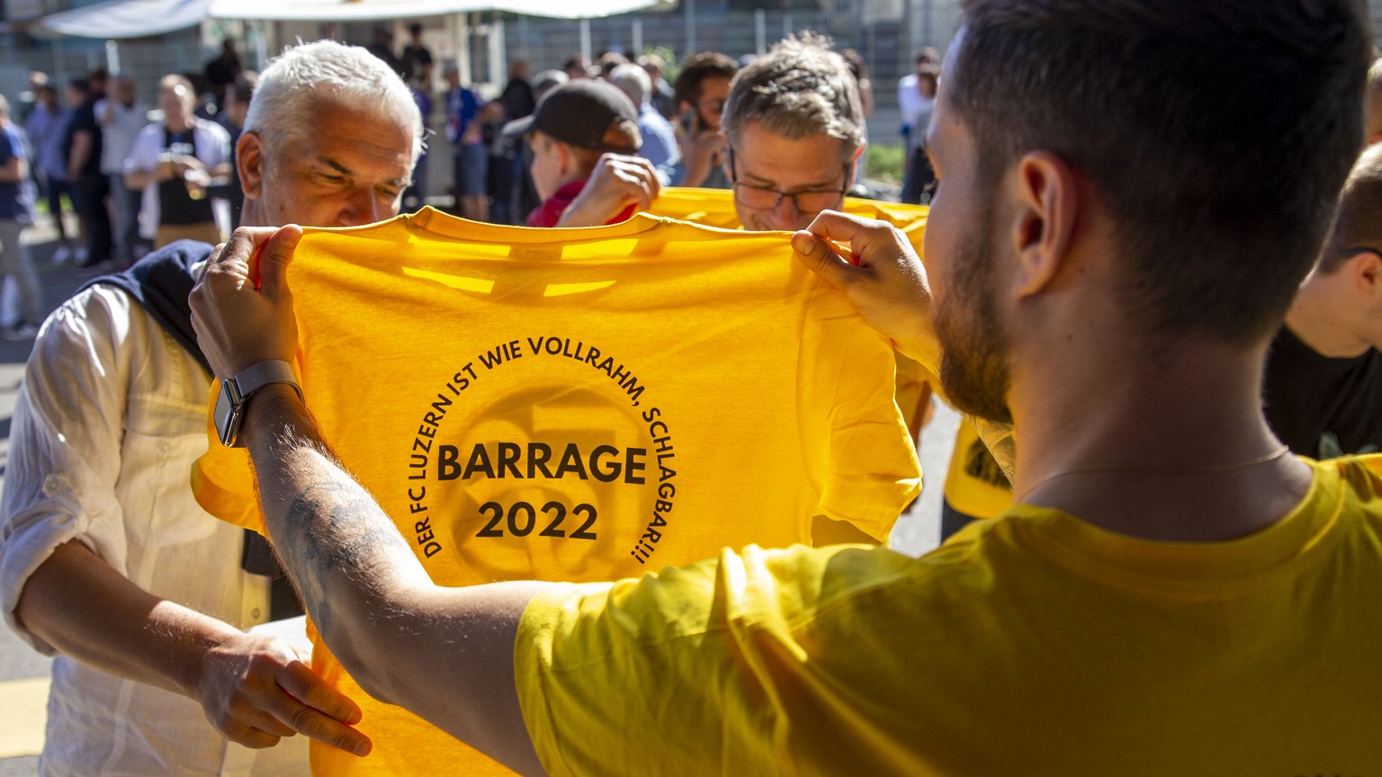 Die Geschaeftsstelle des SC Schaffhausens verkauft Barrage-T-Shirts vor dem im Fussball Barrage-Hinspiel der Super / Challenge League zwischen dem FC Schaffhausen und dem FC Luzern in der wefox Arena, ...