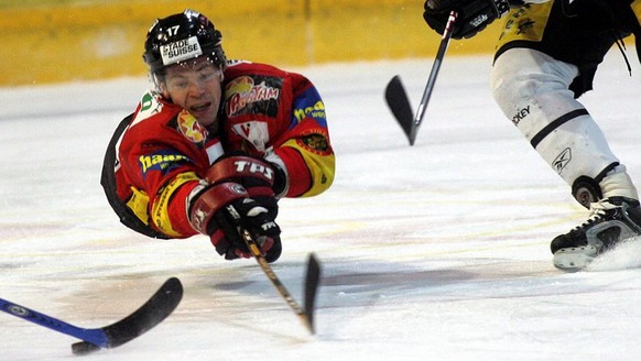 Der Langnauer Daniel Aegerter, links, im Zweikampf mit dem Basler Thomas Nuessli, rechts, im 5. Playout Finalspiel der Eishockey Nationalliga A zwischen den SCL Tigers und dem EHC Basel am Donnerstag, ...