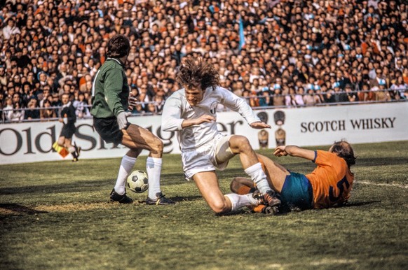 Harter Einsatz im Cupfinal des Basler Verteidigers Siegenthaler, Nummer 5, gegen den Zuercher Stuermer Fritz Kuenzli, waehrend sich der Basler Goalie Marcel Kunz, links, um den Ball kuemmert. Der FC Z ...