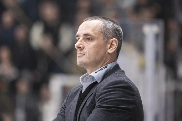 Servette&#039;s Head Coach Jan Cadieux, during the fourth leg of the National League Swiss Championship quarter final playoff game between HC Lugano and Geneve Servette HC at the ice stadium Corner Ar ...