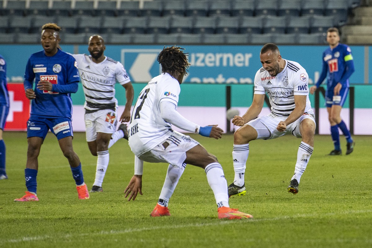 Arthur Cabral, rechts, von Basel feiert sein Tor zum 3:4 fuer Basel beim Super League Meisterschaftsspiel zwischen dem FC Luzern und dem FC Basel vom Samstag, 10. April 2021 in Luzern. (KEYSTONE/Urs F ...