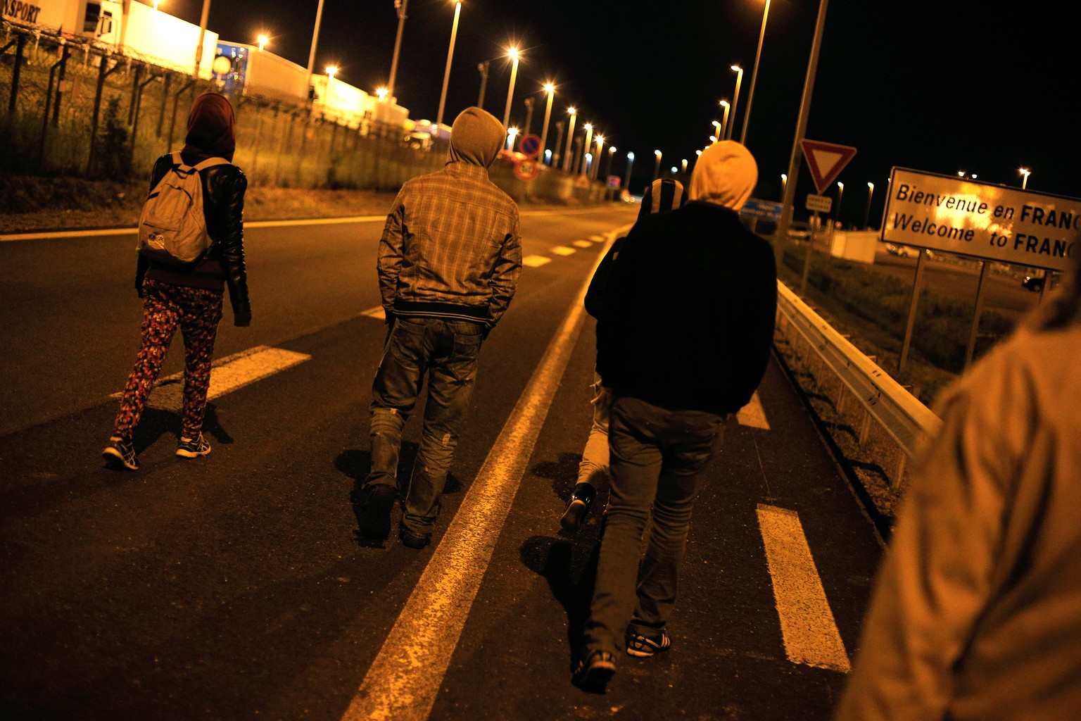 Flüchtlinge versuchen via Eurotunnel nach Grossbritannien zu gelangen.