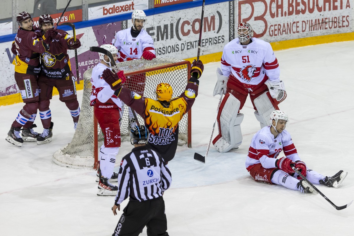 Geneve-Servette's forward Daniel Winnik, of Canada, 2nd left, celebrates his winner goal with his teammates forward Valtteri Filppula, of Finland, left, and Geneve-Servette's defender Henrik ...