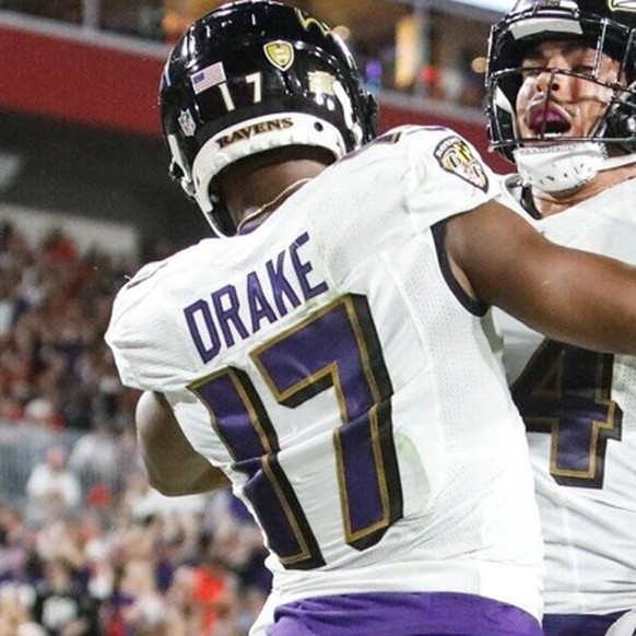 October 27, 2022, Tampa, Florida, USA: Baltimore Ravens running back Kenyan Drake 17 celebrates with teammates after he scores a touchdown against the Tampa Bay Buccaneers during the third quarter at  ...