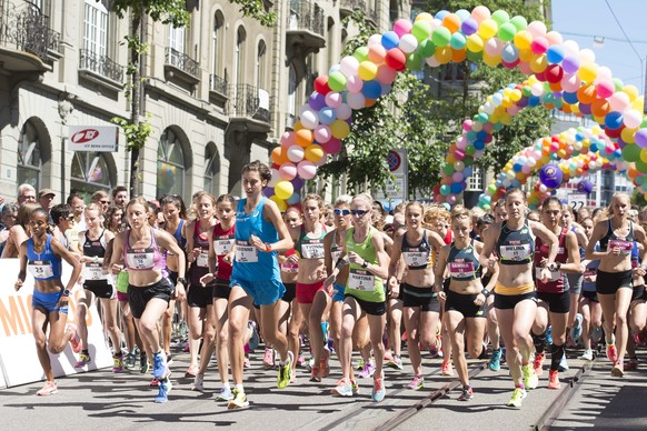 Die Laeuferinnen starten zur 5 km Strecke am 31. Schweizer Frauenlauf, am Sonntag, 11. Juni 2017 in Bern. (KEYSTONE/Thomas Delley)