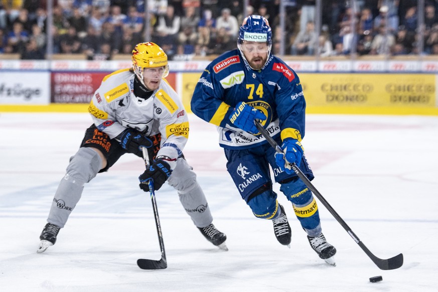 Rasmus Asplund (HCD), rechts, kaempft um den Puck mit PostFinance Top Scorer Henrik Borgstroem (HCFG), links, im siebten Eishockey Playoff Finalspiel der National League zwischen HC Davos (HCD) und HC ...