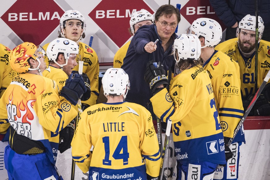 Davos Cheftrainer Arno Del Curto, Mitte, instruiert seine Spieler in einem Time-Out kurz vor Schluss des fuenften Eishockey Playoff-Viertelfinalspiels der National League zwischen dem HC Biel und dem  ...