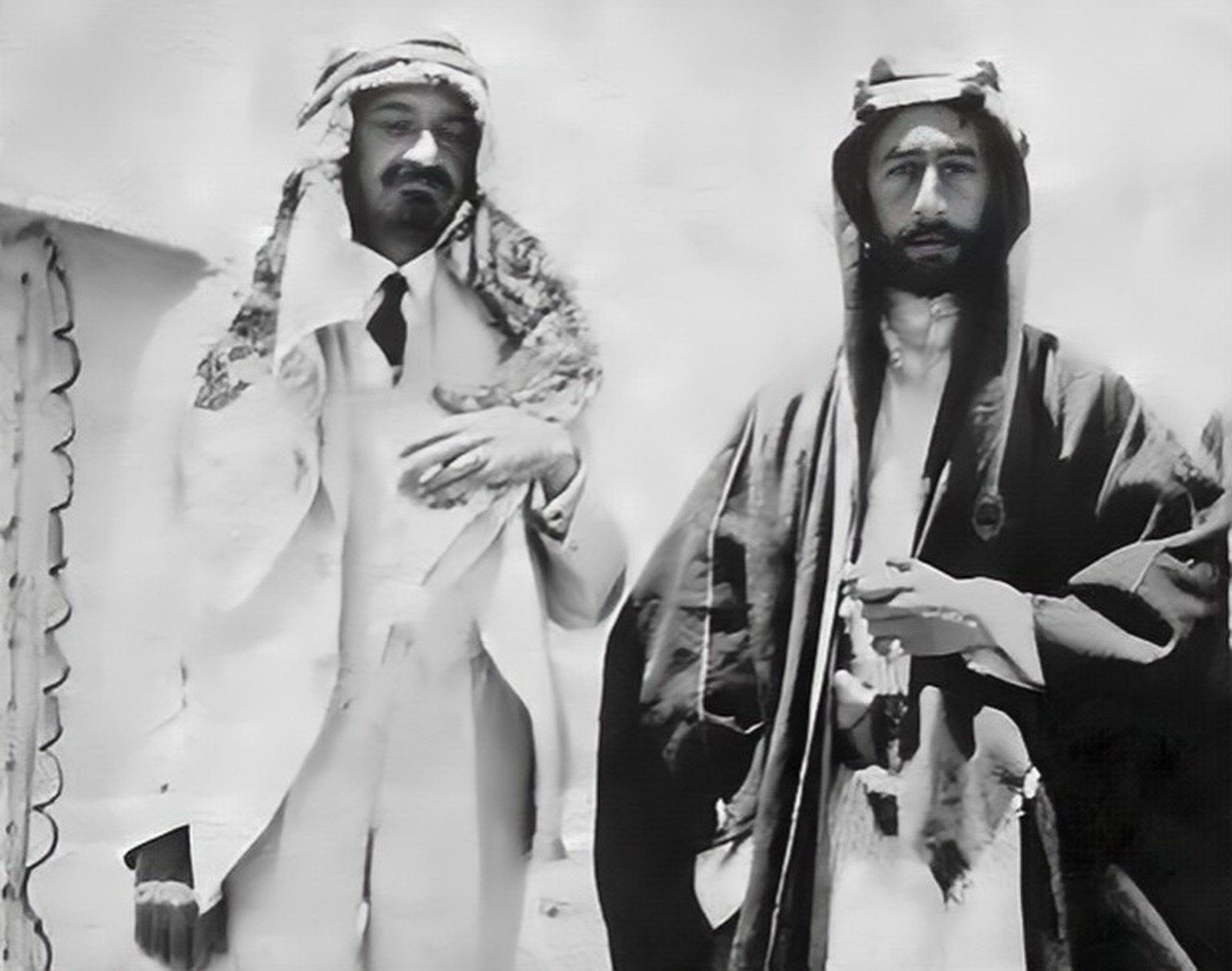 Faisal I. (rechts) und Chaim Weizmann (mit arabischer Kopfbedeckung, als Zeichen der Freundschaft), 1918
https://de.wikipedia.org/wiki/Faisal-Weizmann-Abkommen#/media/Datei:Weizmann_and_feisal_1918.jp ...
