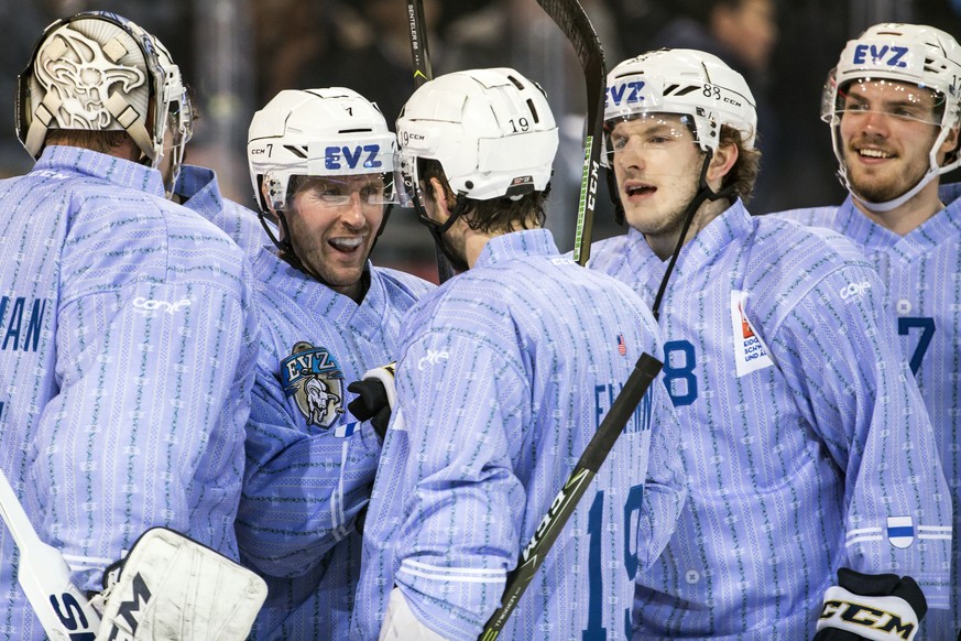 Zugs Torhueter Tobias Stephan, Zugs David McIntyre, Zugs Brian Flynn, Zugs Sven Senteler und Zugs Thomas Thiry, von links, im Eishockey Meisterschaftsspiel der National League zwischen dem EV Zug und  ...