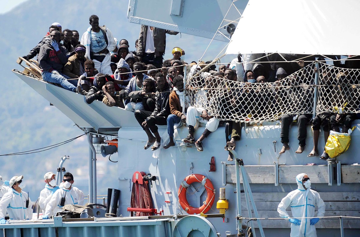 JAHRESRUECKBLICK - MIGRATION - Migrants wait to disembark from the Italian Navy vessel 'Chimera' in the harbor of Salerno, Italy, Wednesday, April 22, 2015. Italy pressed the European Union  ...