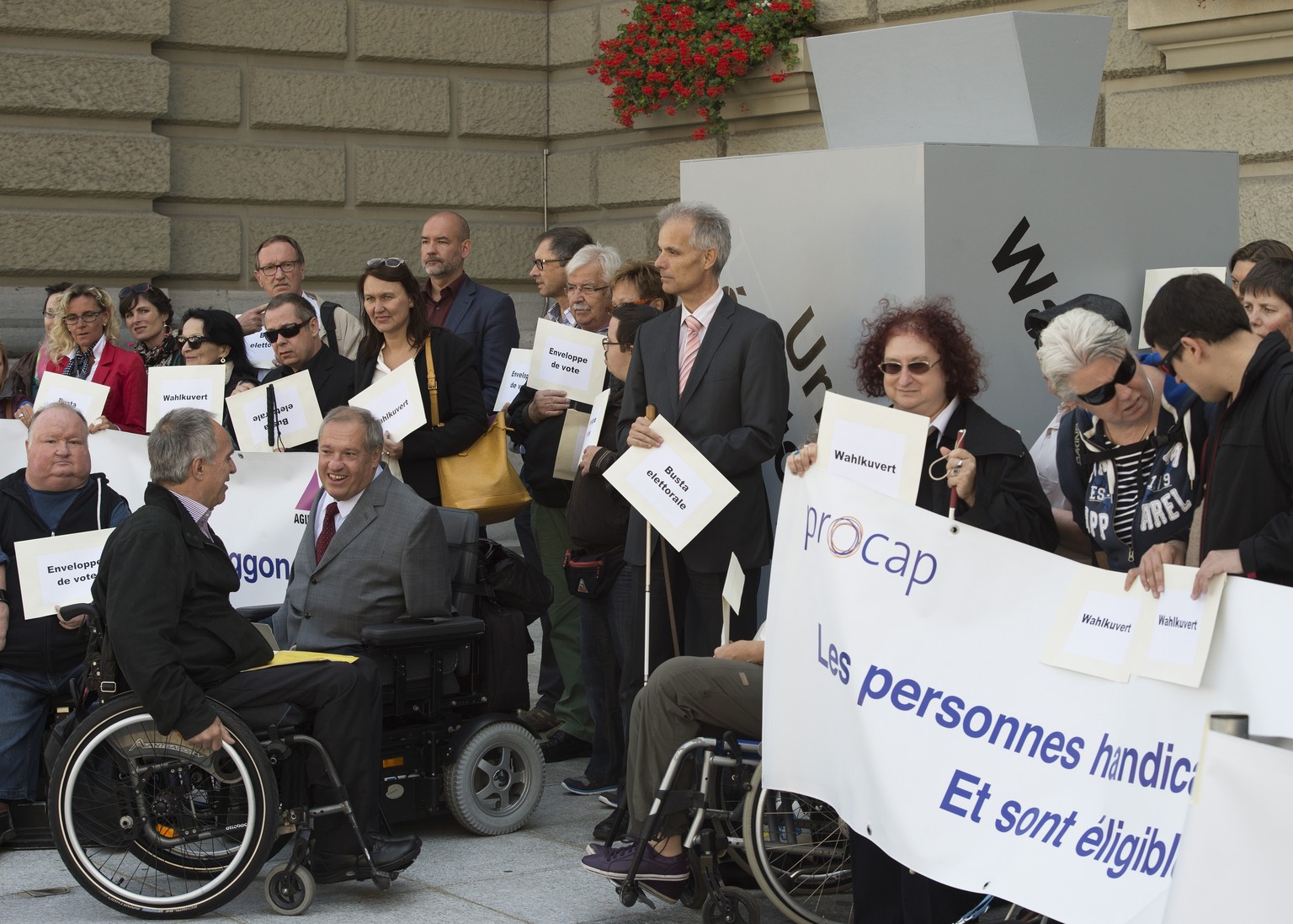 Menschen mit Behinderungen forderten am Dienstag vor dem Bundeshaus in Bern&nbsp;«die vollumfängliche politische Partizipation».