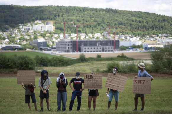 KEYPIX - Mitglieder der Gruppe "Aufstaende der Allmende" sprechen an einer Medienkonferenz, vor dem sich in Bau befindenden Datacenter, am Freitag, 3. Juli 2026, in Beringen. Die Gruppe &quo ...