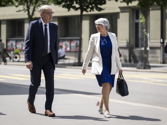 Bundesrat Guy Parmelin, links, und Bundesraetin Elisabeth Baume-Schneider, rechts, laufen am Bundeshaus entlang, am Dienstag, 18. Juni 2024 in Bern. (KEYSTONE/Anthony Anex)