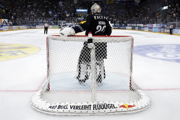 Ein Red Bull Werbe-Slogan steht auf dem Tor von Torhueter Reto Berra (HCFG) im Eishockey Meisterschaftsspiel der National League zwischen dem HC Fribourg Gotteron und dem EHC Kloten, am Donnerstag, 9. ...