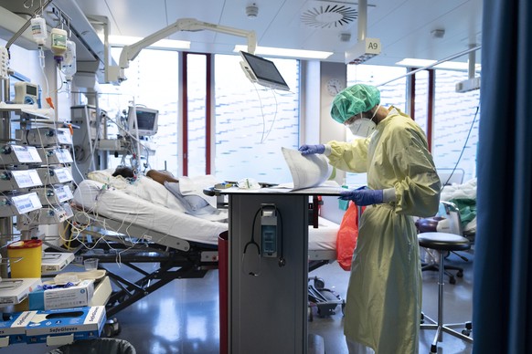 Aerzte und Pflegende kuemmern sich um Covid-Patienten auf der Covid-19-Intensivabteilung im Stadtspital Triemli am 10. Dezember 2020 in Zuerich. (KEYSTONE/Gaetan Bally)