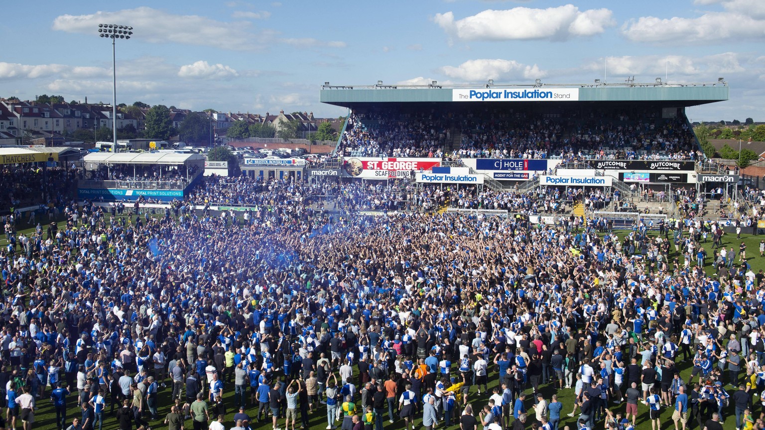 IMAGO / Shutterstock

Mandatory Credit: Photo by Alex James/JMP/Shutterstock (12929558k) Bristol rovers celebrate at full time. Bristol Rovers v Scunthorpe United, UK - 07 May 2022 EDITORIAL USE ONLY  ...