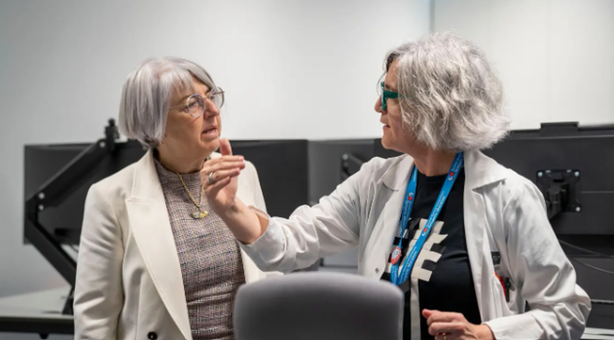 Bundesrätin Elisabeth Baume-Schneider besuchte in Madrid das moderne Universitätsspital Gregorio Marañón, wo Direktorin Sonia García de San José ihr die Nutzung der Daten erklärte.