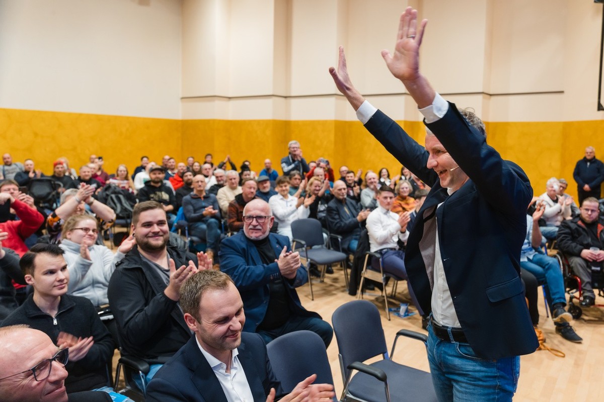11.02.2025, Thüringen, Suhl: Björn Höcke (r), Vorsitzender der Thüringer AfD, hebt bei einer Wahlkampfveranstaltung der AfD im Congress Centrum Suhl die Hände. Foto: Michael Reichel/dpa +++ dpa-Bildfu ...