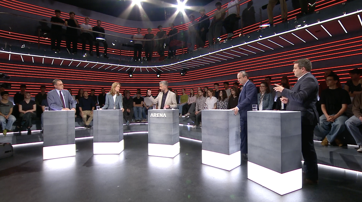 Die Gäste in der «Arena» (v.l.n.r.): Roland Rino Büchel, Petra Gössi, Moderator Mario Grossniklaus, Gerhard Pfister und Jon Pult.