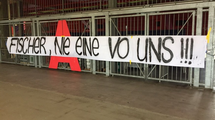 «Fischer, nie eine vo uns!!», skandierten die FCB-Fans mit einem Banner vor dem Media Center des FC Basel, wo der neue Trainer Urs Fischer vorgestellt wurde.