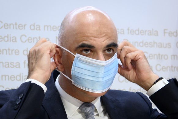 Bundesrat Alain Berset zieht seine Maske an am Ende einer Medienkonferenz ueber die neusten Entscheide des Bundesrates zur Coronavirus-Pandemie, am Mittwoch, 25. August 2021, in Bern. (KEYSTONE/Anthon ...