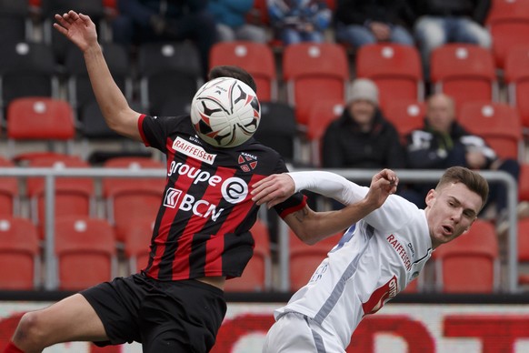 Xamax&#039;s defender Mike Gomes, left, fights for the ball with Luzern&#039;s defender Silvan Sidler, right, during the Challenge League soccer match of Swiss Championship between Neuchatel Xamax FCS ...