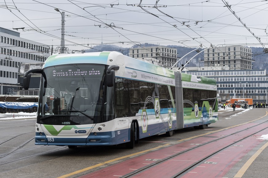 Der neue &quot;Swiss Trolley plus&quot; faehrt auf dem Testgelaende anlaesslich der Praesentation der Entwicklung neuer Batterie-Trolleybusse, aufgenommen am Dienstag, 17. Januar 2017, in Zuerich. Der ...