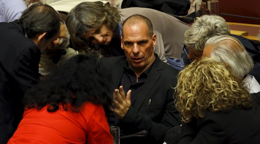 Yanis Varoufakis debattiert im Parlament in Athen.