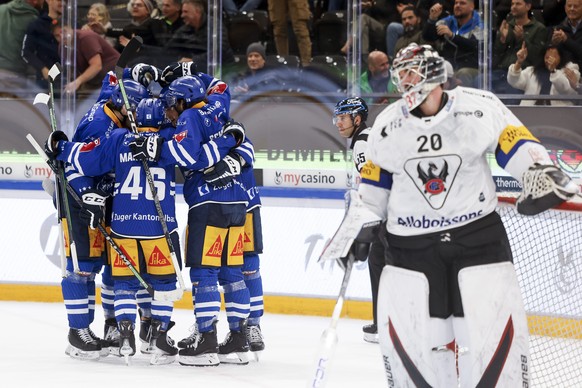 Torjubel EVZ nach dem 4:0, Gotterons Torhueter Reto Berra bleibt das Nachsehen, waehrend der Meisterschaftspartie der National League zwischen dem EV Zug und dem HC Fribourg Gotteron, am Mittwoch, den ...