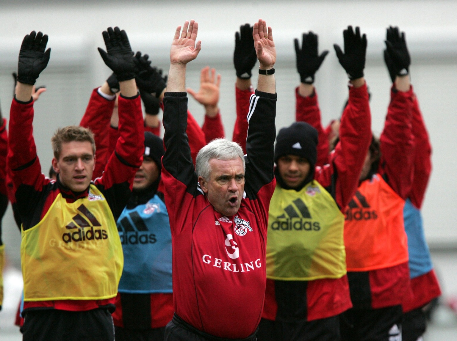 Der neue Trainer des Fussball-Bundesligisten 1. FC Koeln, der Schweizer Hanspeter Latour, Mitte, macht Aufwaermuebungen mit den Spielern beim ersten Training am Donnerstag, 5. Januar 2006, in Koeln. L ...