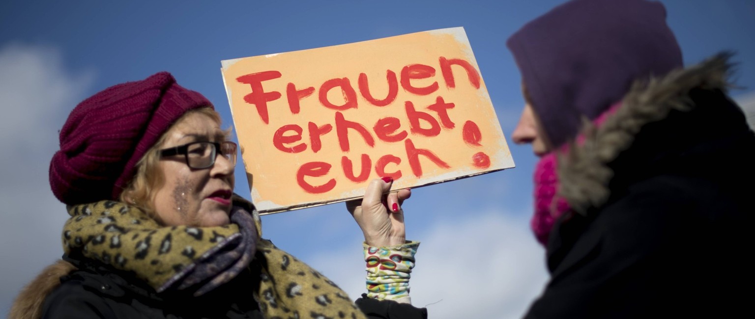 International Woman s Day Berlin DEU, Deutschland, Germany, Berlin, 08.03.2019 Demonstranten mit Plakat Frauen Erhebt Euch auf dem Internationalen Frauentag unter dem Motto Feiern Streiken Weiterkaemp ...