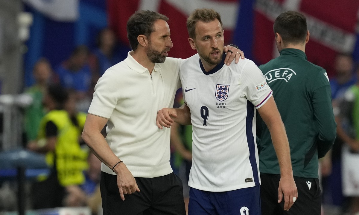 England's Harry Kane, rigth, listens to manager Gareth Southgate after being substituted during a Group C match between Denmark and England at the Euro 2024 soccer tournament in Frankfurt, German ...