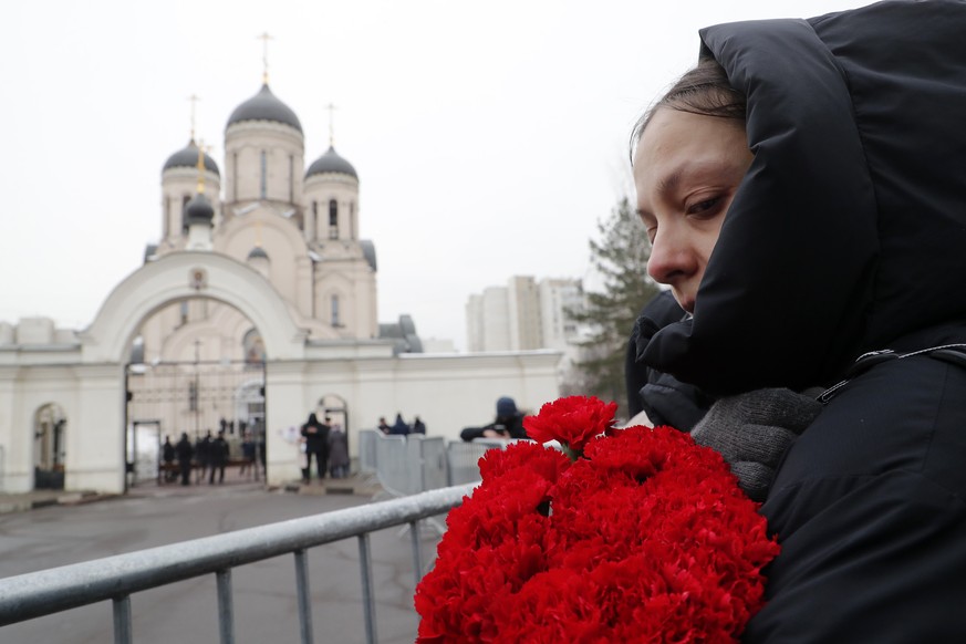 epa11190122 People react outside the Church of the Icon of the Mother of God, ahead of the upcoming funeral of the late Russian opposition leader Alexei Navalny, in Moscow, Russia, March 1, 2024. Navalny?  ...