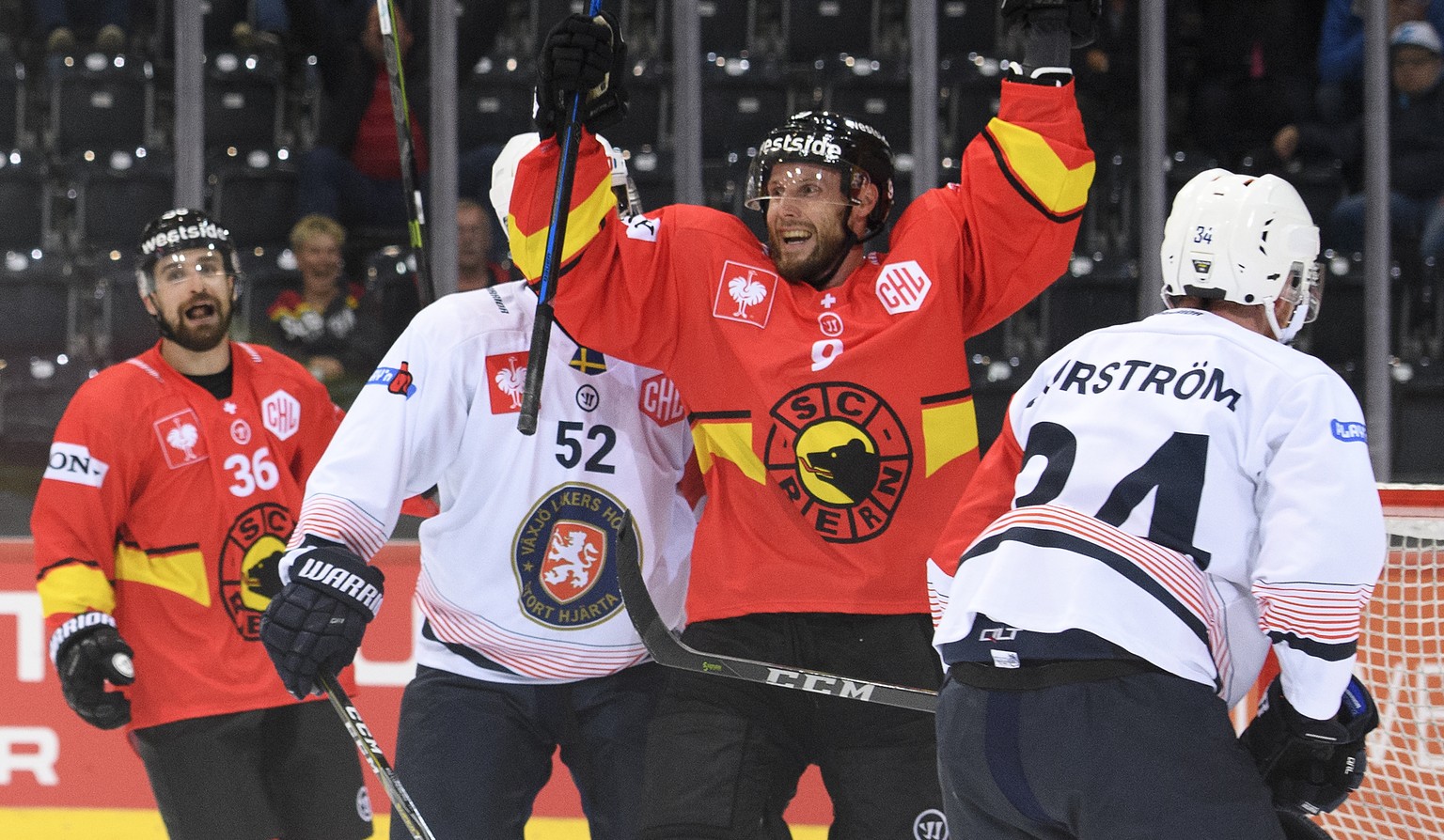 Bern&#039;s Jan Mursak celebrates his goal (3-1) next to Bern&#039;s Mark Arcobello, Vaxjo&#039;s Arvid Lundberg, Vaxjo&#039;s Niclas Burstrom, from left, during the Champions Hockey League group G ma ...