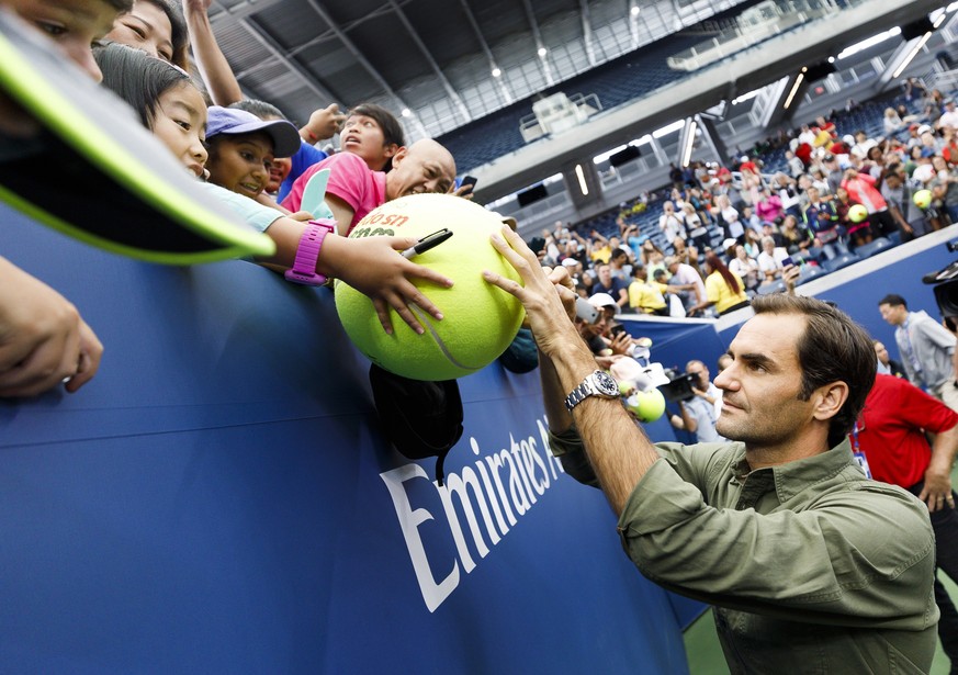 epaselect epa07788766 Tennis player Roger Federer of Switzerland signs autographs during US Open Media Day at the USTA Billie Jean King National Tennis Center in Flushing Meadows, New York, USA, 23 Au ...