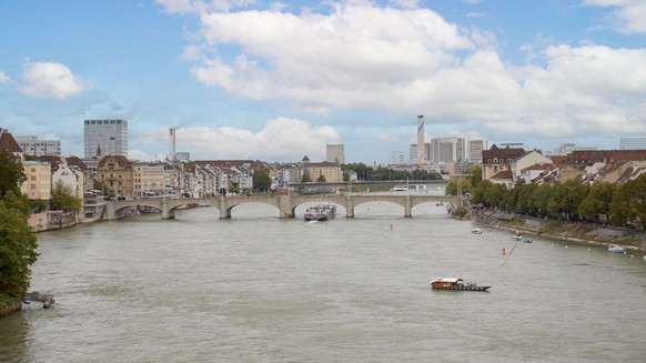 RECORD DATE NOT STATED A scenic view of the Rhine river as it passes through the city of Basel in Switzerland *** einer landschaftlich Ansicht des der Rhein Flu