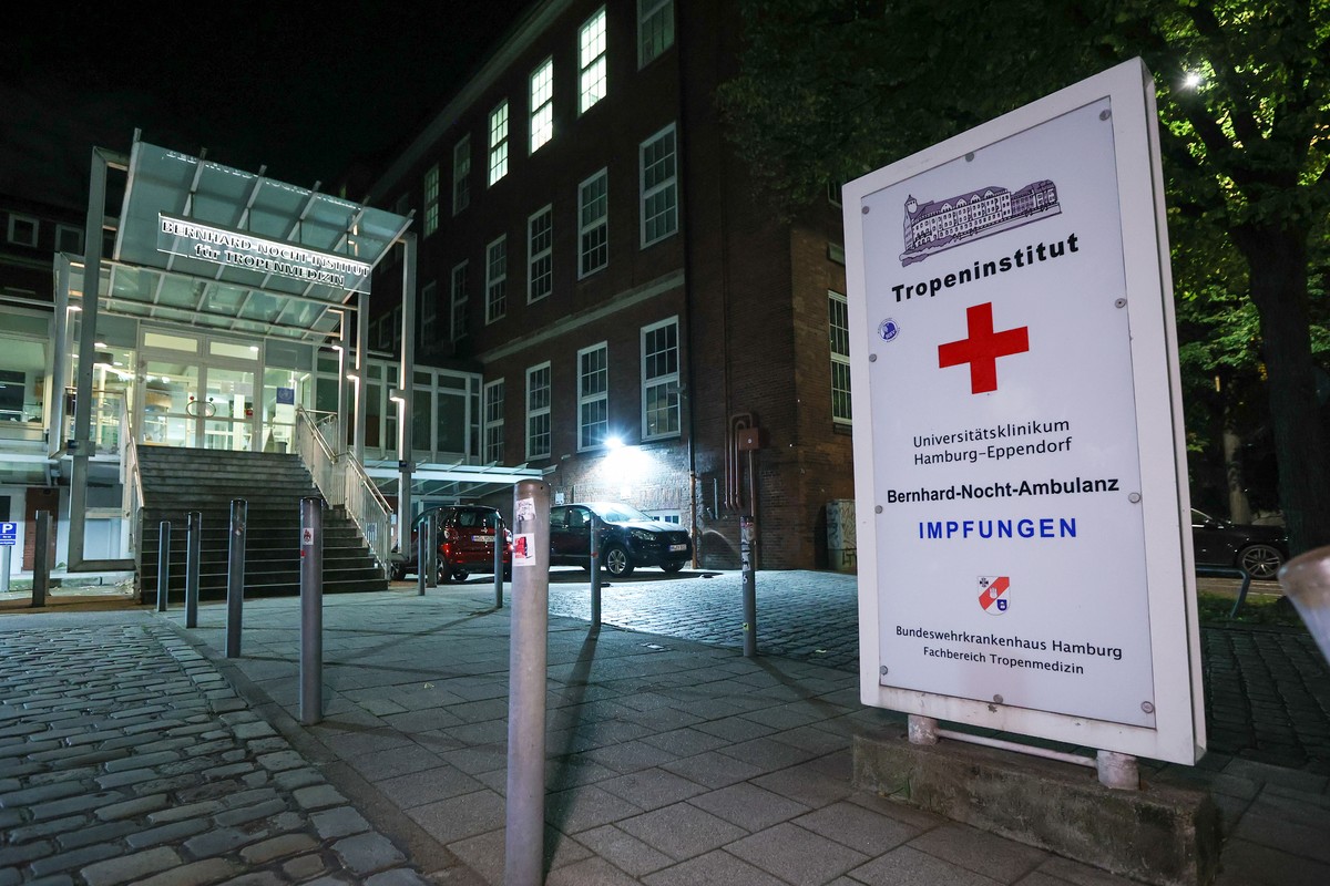 02.10.2024, Hamburg: Blick auf den Eingang zum Bernhard-Nocht-Institut f�r Tropenmedizin (Tropeninstitut). Am Hamburger Hauptbahnhof ist mindestens ein Mensch wegen einer m�glichen schweren Infektions ...