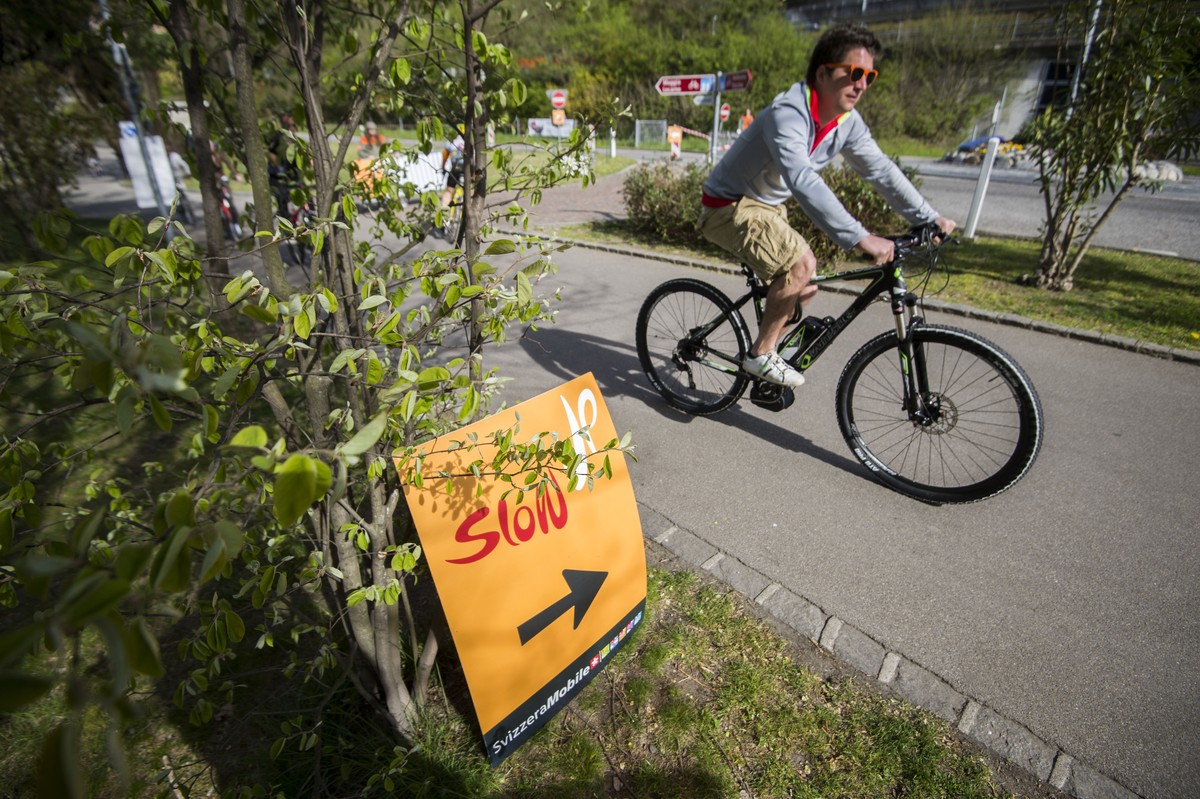 Ein Radfahrer faehrt auf einer Strasse in Minusio, anlaesslich der 5. Ausgabe des "SlowUp Ticino", am Sonntag, 12. April 2015. Slow Up Ticino ist die Tessiner Ausgabe des Langsamverkehr-Even ...