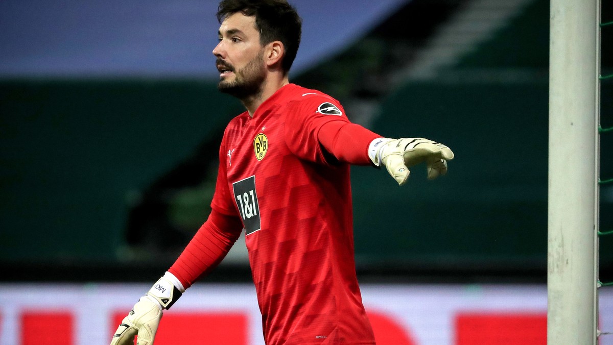 epa08886357 Dortmund's goalkeeper Roman Buerki gestures during the German Bundesliga soccer match between Werder Bremen and Borussia Dortmund at Weser-Stadion in Bremen, Germany, 15 December 2020 ...