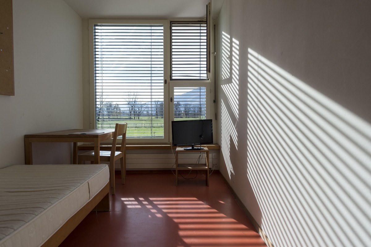 Blick auf eine Zelle in der Strafanstalt Saxerriet, aufgenommen am Donnerstag, 19. November 2015, in Salez. Die offene Strafanstalt verfuegt ueber 135 Plaetze. (KEYSTONE/Gian Ehrenzeller)
