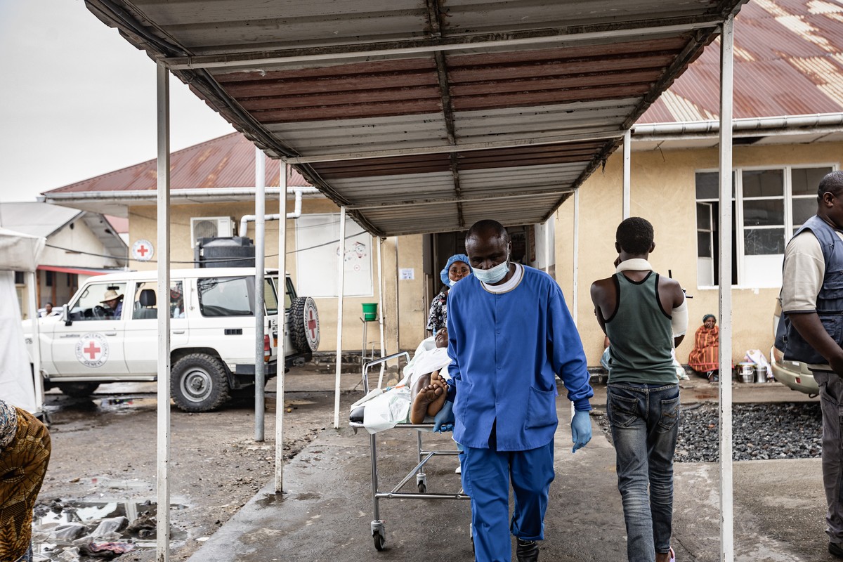 epa11850516 A victim of fighting between the M23 rebels and the Armed forces of the Democratic Republic of Congo (FARDC) is attended to in Cbeca Ndosho hospital in Goma, North Kivu province, Democrati ...