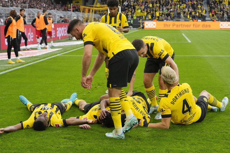 Dortmund&#039;s players celebrate Giovanni Reyna&#039;s goal during the German Bundesliga soccer match between Borussia Dortmund and VfB Stuttgart in Dortmund, Germany, Saturday, Oct. 22, 2022. (AP Ph ...