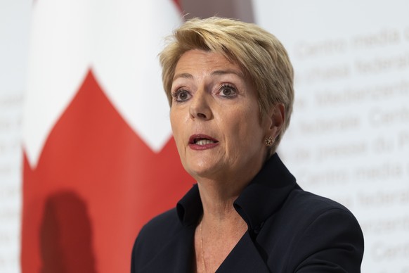 Bundesraetin Karin Keller-Sutter spricht waehrend einer Medienkonferenz des Bundesrates zur Aenderung des Bankengesetzes (Eigenkapitalunterlegung auslaendischer Beteiligungen im Stammhaus von systemre ...