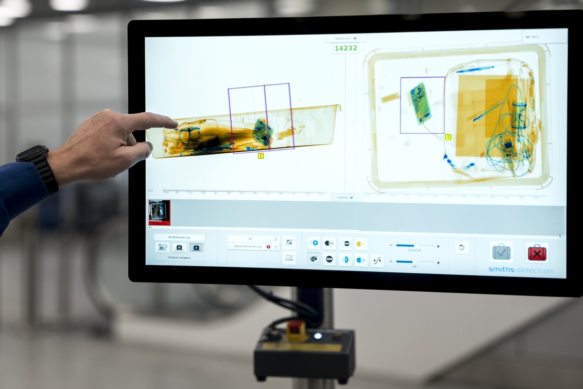 Ein Polizist demonstriert das 3D-Model eines Trays bei dem neu eingerichteten CT-Scanner fuer das Handgepaeck der Passagiere und des Personals im neuen Sicherheitskontrollgebaeudes (SKG) des Flughafen ...