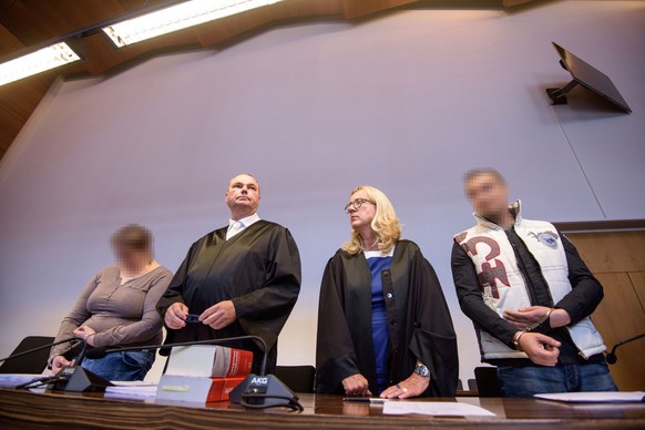 epa06799925 Defendants Christian L. (R) and Berrin T. (L) stand next to their lawyers Martina Naegele (2-R) and Matthias Wagner (2-L) as the chief judge Stefan Buergelin opens their trial arrive for t ...